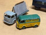 deux camions jouets assis l'un à côté de l'autre sur une table