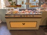 une vitrine présentant toute une gamme de pâtisseries