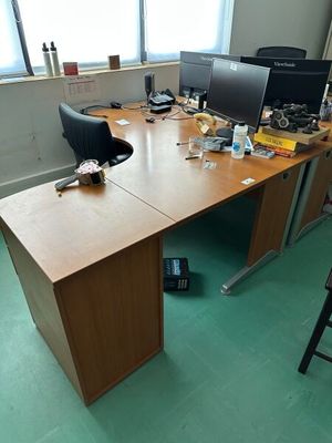 un bureau avec deux ordinateurs et une chaise dans une pièce