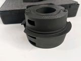 un gros plan d'un objet noir sur une surface blanche