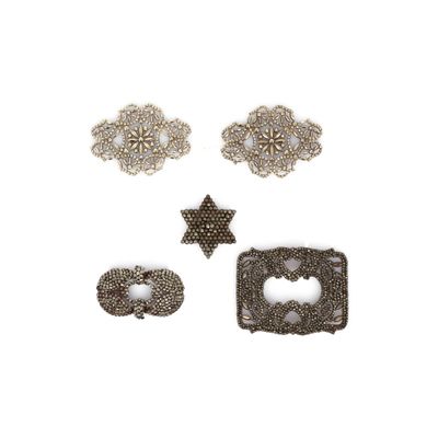 trois pièces en métal argenté ornées d'une étoile de David et d'une étoile de David