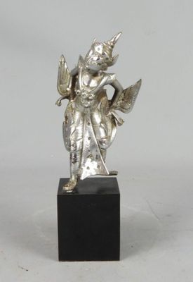 statue en argent représentant une femme tenant un oiseau, posée sur un socle noir