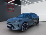 un SUV bleu garé dans un showroom, avec une enseigne rouge au-dessus