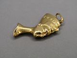 un pendentif égyptien en or représentant la tête d'un pharaon