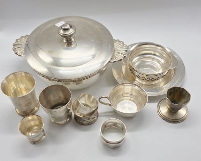 beaucoup d'objets en argent qui se trouvent sur la table