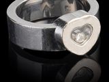 une bague en argent sertie d'un diamant en forme de cœur