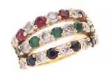 un gros plan d'une bague ornée de pierres de différentes couleurs