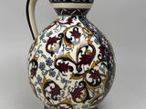 un vase blanc et bleu orné d'un motif floral