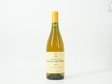 une bouteille de vin posée sur une table