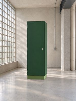 une armoire verte dans une grande pièce dotée d'une grande fenêtre