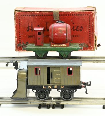 un petit train sur lequel est posée une boîte rouge
