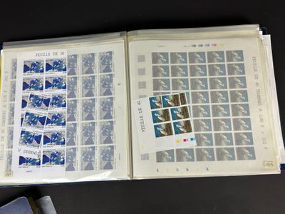 un livre ouvert avec des timbres, posé sur une table