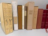 de nombreux livres alignés sur une table