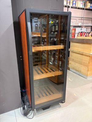une cave à vin au milieu d'un magasin