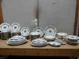 beaucoup d'assiettes et de bols sur une table