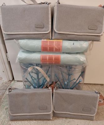 une pile de sacs empilés les uns sur les autres par terre