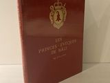 la couverture d'un livre rouge orné d'une couronne dorée