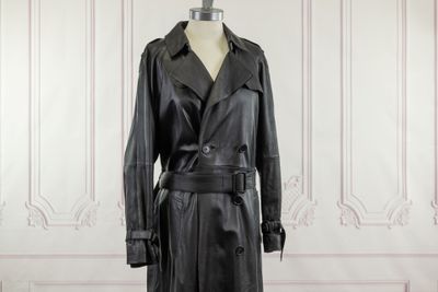 un trench-coat en cuir noir sur un mannequin, un mannequin, un mannequin, un mannequin, un mannequin, un mannequin, un mannequin, un mannequin, un mannequin, un mannequin, un mannequin, un mannequin, un mannequin, un mannequin, un mannequin, un mannequin, un mannequin, un mannequin, un mannequin, un mannequin, un mannequin, un mannequin, un mannequin, un mannequin, un mannequin, un mannequin, un mannequin, un mannequin, un mannequin, un mannequin, un mannequin, un mannequin