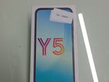 La boîte du téléphone Samsung 5G est posée sur la table.