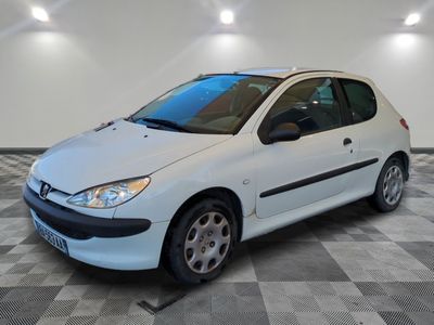 la photo d'une voiture blanche garée dans un garage