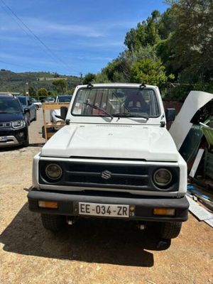 un camion blanc garé dans un parking