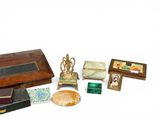 un grand nombre d'objets posés sur une surface blanche