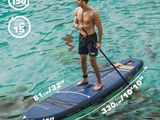 un homme debout sur une planche de surf dans l'eau