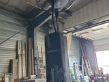 un ventilateur posé sur une table dans un entrepôt