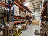 un grand entrepôt rempli de boîtes et de cartons