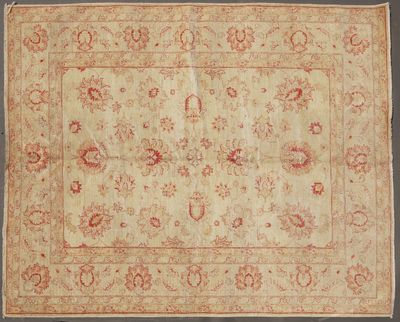 un tapis beige et rouge orné d'un motif floral