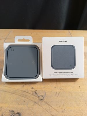 La boîte du nouveau smartphone Samsung est ouverte sur la table.