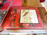 un livre rouge posé sur une table, à côté d'une pomme