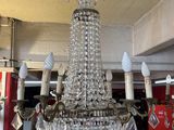 un lustre suspendu au plafond d'un magasin