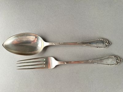 deux cuillères et une fourchette en argent sur une table