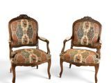 paire de fauteuils de style Louis XV avec revêtement floral