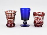trois vases en verre posés l'un à côté de l'autre sur une table