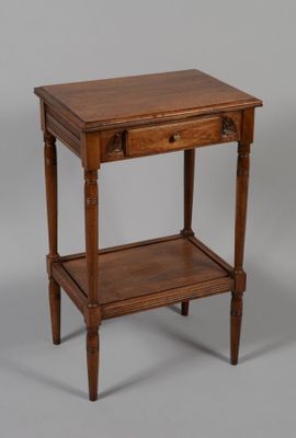 l'image d'une petite table avec un tiroir