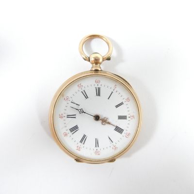 une montre de poche en or avec des chiffres romains sur le cadran