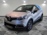 la voiture argentée est garée sur le sol à carreaux d'une pièce