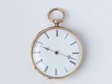 une montre de poche en or avec des chiffres romains sur le cadran