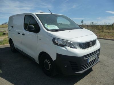 une photo d'une camionnette blanche garée sur le bord de la route