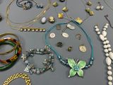 de nombreux colliers et bracelets différents disposés sur une table