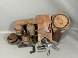 un grand nombre d'objets posés sur une table