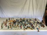 une table sur laquelle sont disposés de nombreux petits soldats