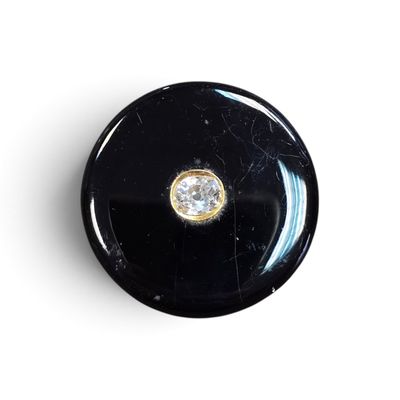 une image représentant un bouton noir orné d'un diamant