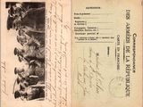 une vieille carte postale sur laquelle figure la photo d'un groupe de personnes