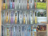 beaucoup de cartes sur la table