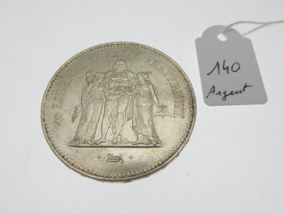 gros plan d'une pièce de monnaie portant une étiquette de prix