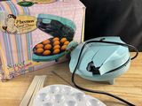 une boîte d'œufs et un plateau de fraises posés sur une table