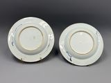 lot de deux assiettes bleues et blanches à bordure dorée sur fond gris